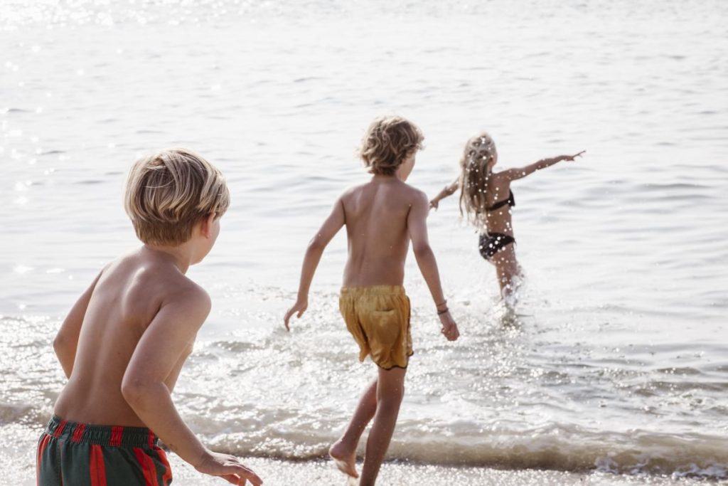 kinderen spelen op strand Resort Duynzicht