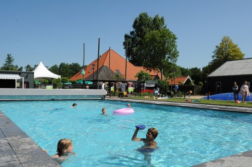 Verwarmd buitenzwembad op vakantiepark