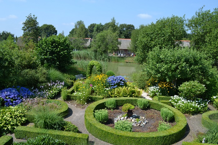Overzicht tuin van het Villapark De Weerribben