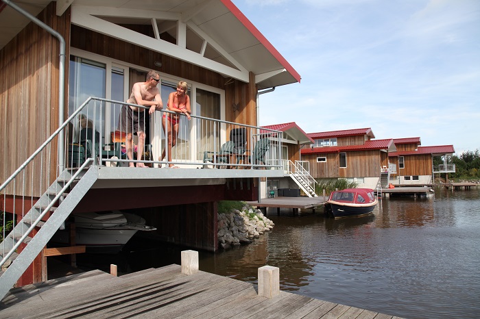 Waterpark Zwartkruis Villa met terras uitkijkend op het water