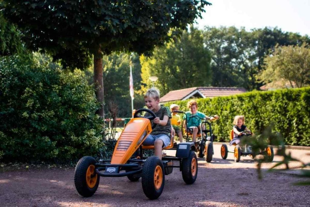 kinderen op skelter Bungalowpark Het Hart van Drenthe