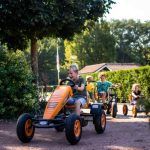 kinderen op skelter Bungalowpark Het Hart van Drenthe