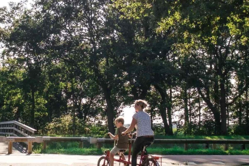 kinderen fietsen Bungalowpark Het Hart van Drenthe