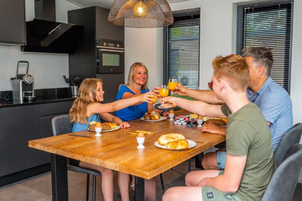 ontbijten met gezin EuroParcs Hooge Veluwe