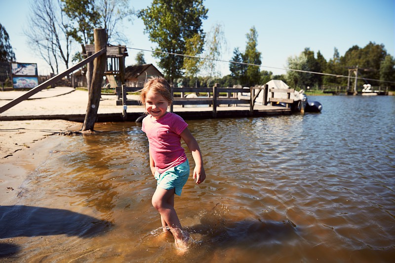 kindje speelt in het water bij Center Parcs De Huttenheugte