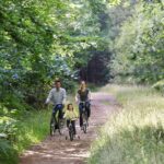 fietsen in het bos met het gezin Center Parcs Les Bois-Francs