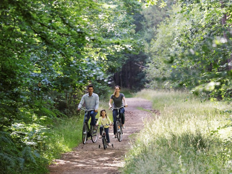 fietsen in het bos met het gezin Center Parcs Les Bois-Francs