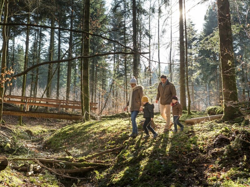 wandelen in het bos met gezin Center Parcs Moselle Les Trois Forêts