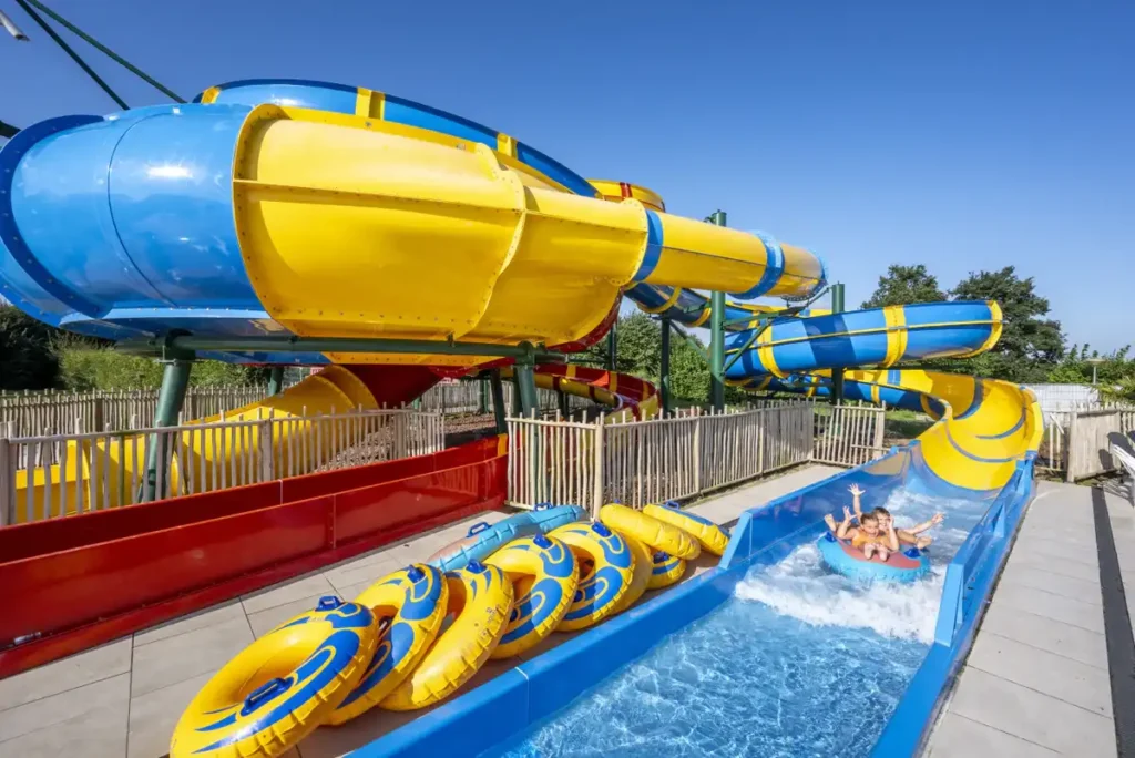 Vakantiepark Capfun IJsselstrand buitenzwembad met glijbanen