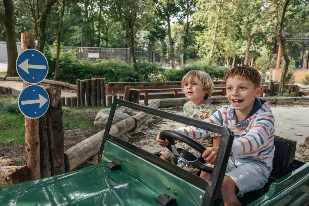 Roompot Vakantiepark Kijkduin kinderen in mini jeep