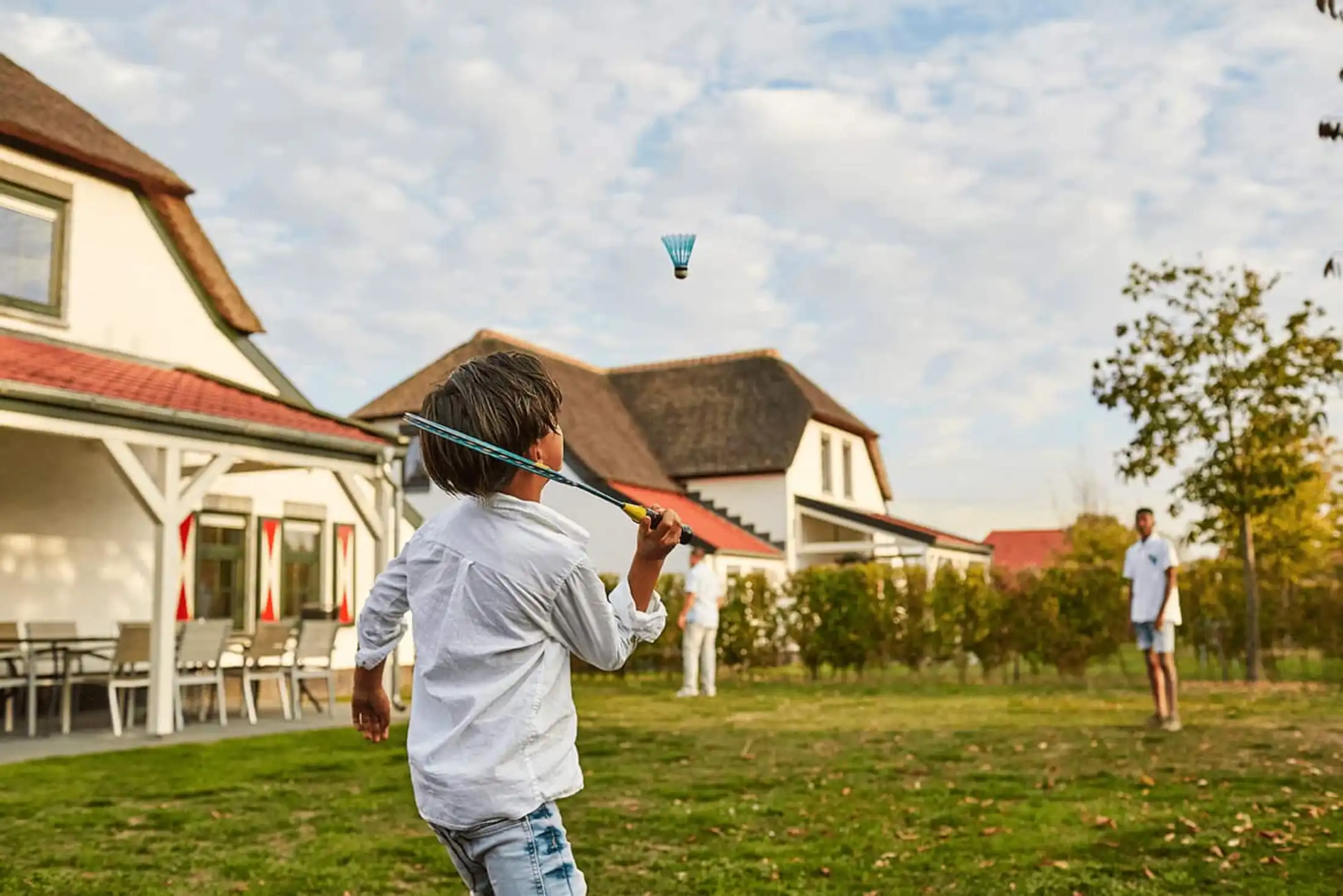 Recreatiepark De Leistert in Noord-Limburg, badminton bij vakantiehuis.